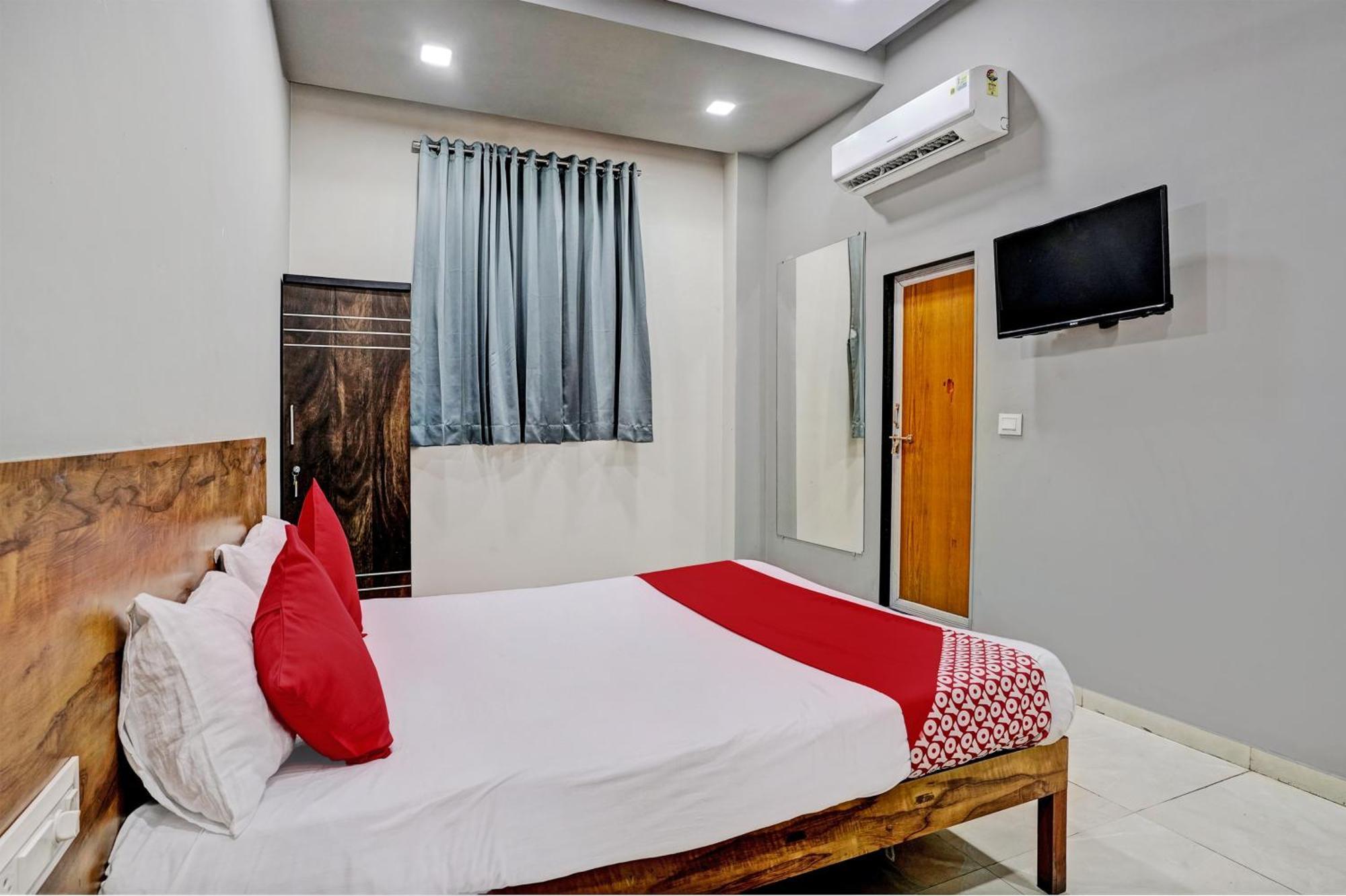 OYO 90395 Hotel 9 Surat Buitenkant foto